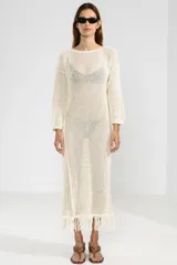 Vestido largo color crema de punto abierto en algodón con lúrex y flecos en el ruedo.