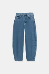 Jeans de tiro alto con diseño tapered y largo al tobillo, confeccionados en denim azul con lavado medio. Cuentan con cintura con trabillas, cinco bolsillos, raya planchada en el delantero y cierre frontal con cremallera y botón metálico.