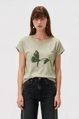 Remera de manga corta de algodón, de corte holgado y cuello a la base. Presenta un estampado frontal en el pecho con forma de corazón y encaje, con la inscripción "La Dolce Vita".