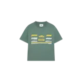 Remera oversize verde militar con múltiples estampados gráficos inspirados en automovilismo en el frente en tonos amarillo y blanco.