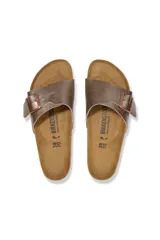 Sandalia Birkenstock modelo Catalina, color taupe, con tira ancha ajustable con hebilla metálica.