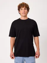 Remera negra de corte suelto y manga corta, confeccionada en 100% algodón.