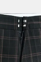 Pantalón de tiro alto con diseño de cuadros, pernera recta y cintura con trabillas. Cuenta con bolsillos laterales, bolsillos de vivo en la parte posterior y cierre frontal con cremallera, botón oculto y gancho metálico.