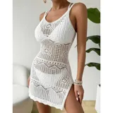 Vestido corto de playa tejido en crochet con diseño calado, cuello redondo y tajo lateral. Presenta un corte ajustado y sin mangas.