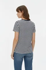Remera de manga corta con escote en V, confeccionada en algodón con diseño de rayas horizontales en tono azul marino y blanco.