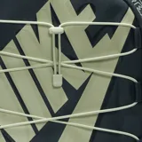 Mochila Nike Hayward negra con estampado abstracto en gris y logo en verde claro. Cuenta con funda para laptop, bolsillos pequeños, elástico frontal y correas acolchadas ajustables.