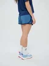 Short deportivo Umbro modelo Kim, color negro con cintura elástica y detalles en los laterales.