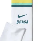 Medias de fútbol Nike de caña alta, color blanco con franjas horizontales amarillas y verdes en la parte superior. Incluye el logo de Nike y detalles gráficos en color verde.