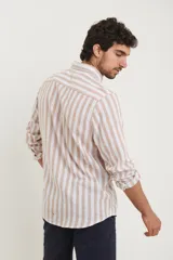 Camisa de lino a rayas verticales color beige y blanco, de manga larga con cuello abotonado y bolsillo en el pecho.