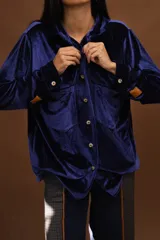 Camisa de terciopelo azul marino, de manga larga con puños abotonados y bolsillos frontales con solapa.