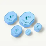 Anillo abierto bañado en rodio de la colección Ariana Grande x Swarovski. Presenta una banda decorada con circonitas transparentes en pavé y dos piedras principales en los extremos: una circonita ovalada de color verde y una circonita en forma de pera de color rosa.