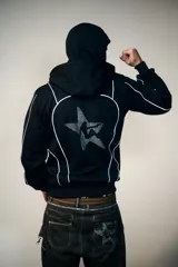 Campera hoodie negra con cierre frontal, bolsillos tipo canguro, capucha con cordón ajustable y detalles de ribete blanco. Presenta un logo con un globo terráqueo y el número 27 en el pecho y un estampado de una estrella con incrustaciones en la espalda.