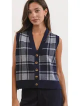 Chaleco de punto con diseño de cuadros escoceses en tonos azul y gris. Presenta escote en V, cierre frontal con botones y terminaciones en tejido acanalado en el ruedo y las sisas.