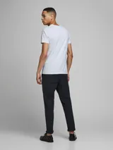 Remera básica de manga corta y cuello redondo, con corte ajustado al cuerpo.