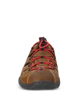 Sandalia deportiva cerrada de cuero marrón con aberturas laterales, sistema de ajuste rápido con cordón elástico rojo y suela de goma negra.