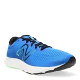Championes de running New Balance modelo 520 V8, color azul con detalles en negro y verde. Presentan una parte superior de malla transpirable con superposiciones sin costuras, entresuela de amortiguación liviana y suela de goma resistente.