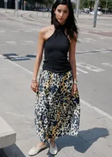 Falda midi evasé de tiro medio, confeccionada en algodón con estampado animal print de leopardo. Cuenta con cierre de cremallera lateral.