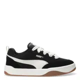 Championes Puma de estilo urbano inspirados en el skate, con perfil bajo. Presentan una estructura combinada de material sintético y superposiciones de gamuza en color negro, con el icónico logo de la marca en blanco en el lateral. Cuentan con cordones gruesos en color crema, entresuela blanca y suela de goma color caramelo.