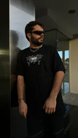 Remera negra de algodón premium, corte oversize y estampado serigráfico blanco con diseño gótico. Edición limitada y exclusiva.