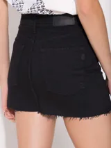 Minifalda negra de jean con corte recto y ruedo desflecado.