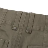 Pantalon de corte wide leg color verde oliva, con tiro medio, cierre frontal con botón y bolsillos frontales tipo cargo.