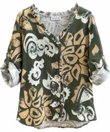 Camisa de lino color verde con estampado abstracto en tonos beige y blanco, escote en V con volados y cierre frontal con botones. Mangas tres cuartos con presilla y botón para arremangar.