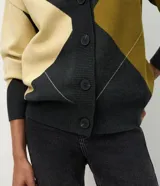 Cardigan de punto con diseño geométrico de rombos en tonos gris, verde oliva y crema. Presenta escote en V, cierre frontal con botones y mangas largas con puños acanalados.