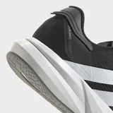 Championes de running Adidas Duramo Speed 2, color negro con tres franjas blancas laterales y detalles en gris oscuro. Poseen amortiguación Lightstrike y suela de TPU y caucho.