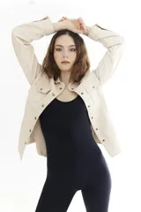 Camisa de cuero vacuno genuino color beige, de estilo Western, con bolsillos de parche con solapa en el pecho, costuras pespunteadas a contratono y botones metálicos frontales.
