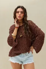 Sweater marrón de tejido abierto estilo crochet, de manga larga y diseño holgado.