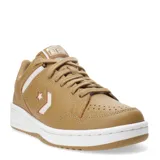 Championes Converse modelo Weapon, color tostado con detalles en blanco. Presentan diseño de corte bajo, confeccionados en cuero con perforaciones en la puntera, cierre de cordones al tono y suela de goma blanca.