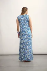 Vestido largo color verde con estampado abstracto en beige.