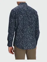 Camisa Hugo Boss modelo H-Joe-Kent, de manga larga, corte regular fit, con estampa de patrón botánico y floral en tonos verdes sobre base azul marino.