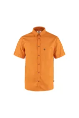 Camisa de manga corta color naranja, con cuello abotonado, cierre frontal con botones y bolsillo de parche en el pecho izquierdo.