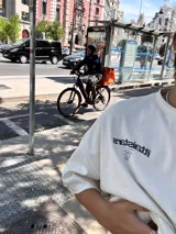 Remera negra de algodón con estampado blanco en la espalda con el logo de la marca y la frase "European Tour by Ittai Stars Company".