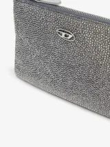 Monedero compacto Diesel Play Play Pouch II, color gris con textura metalizada, cierre superior de cremallera, correa de muñeca y detalle del logo metálico en el frente.