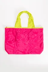 Bolsa de compras plegable de tela tipo nylon, con cuerpo en color fucsia y manijas en color verde lima.