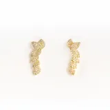 Par de aros colgantes dorados con forma de hojas cubiertas de cristales.