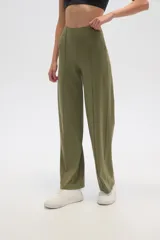 Pantalon deportivo de corte recto y tiro alto, color verde oliva, con costuras frontales verticales que estilizan la silueta.