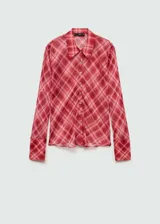 Camisa de tejido fluido con estampado de cuadros en tonos rojizos, diseño recto, cuello camisero y manga larga con puños abotonados.