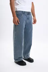 Pantalon de jean corte skater, color azul, con diseño de pierna ancha y tiro medio.