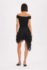 Falda corta asimétrica color negro, confeccionada en tela liviana con diseño en capas y bordes de encaje.