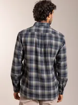 Camisa a cuadros verde, azul y gris, de corte regular fit y manga larga.