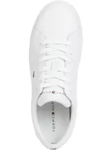 Zapatillas de tenis Tommy Hilfiger de cuero blanco, con suela cupsole y logo bordado en el lateral y la parte trasera.