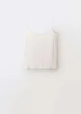 Top de tirantes finos confeccionado en seda de mora, con cuello redondo y diseño ajustado al cuerpo.