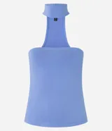 Blusa sin mangas de microfibra color celeste, con cuello alto y escote recto.