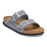 Sandalias Birkenstock modelo Arizona Rivet, de dos correas en gamuza color celeste "Stone Blue", decoradas con tachas metálicas plateadas y hebillas ajustables. Plantilla de corcho y suela de goma antideslizante.
