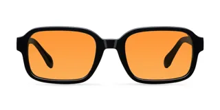 Lentes de sol cuadrados con ángulos redondeados, montura fina negra y lentes color naranja.