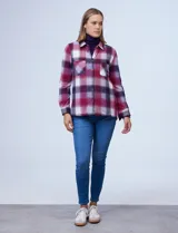 Camisa de tejido soft con estampado de cuadros en tonos rojizos y violetas. Presenta cuello camisero, cierre frontal con botones, mangas largas con presilla para regular el largo y dos bolsillos aplicados en el frente.