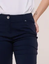 Pantalón slim negro de corte recto y silueta entallada, confeccionado en gabardina premium con tiro medio, bolsillos laterales y bolsillos ojal simulados en la espalda.